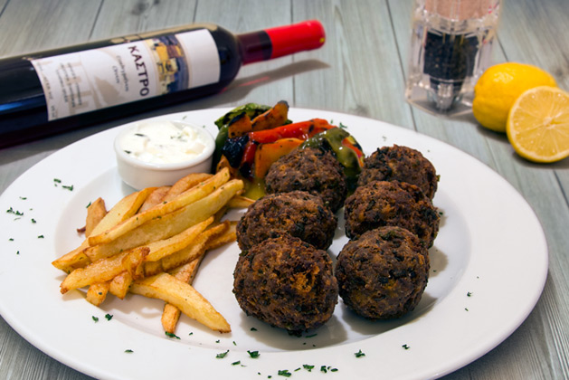 Kastro Oia Restaurant Santorini. Fried meat balls flavoured with spearmint, grilled vegetables and yoghurt sauce.