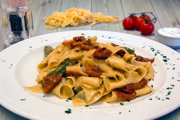 Kastro Oia Restaurant Santorini. Pappardelle’s with asparagus, sundried tomatoes and garlic.