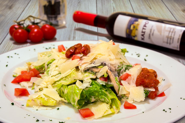 Kastro Oia Restaurant Santorini. Rocket lettuce with sundried tomatoes, fresh marinated mushrooms, drained tomatoes, parmesana cheese and white dressing.