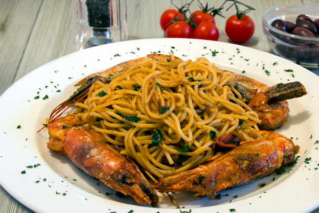 Kastro Oia Restaurant Santorini. Spaghetti with shrimps, onion and fresh tomato sauce.